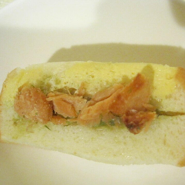 アボカドと鮭フレークのサンドイッチ